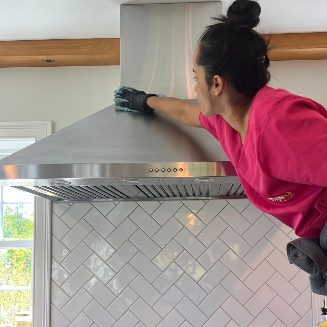 Simplify Cleaning professional ensuring a pristine finish