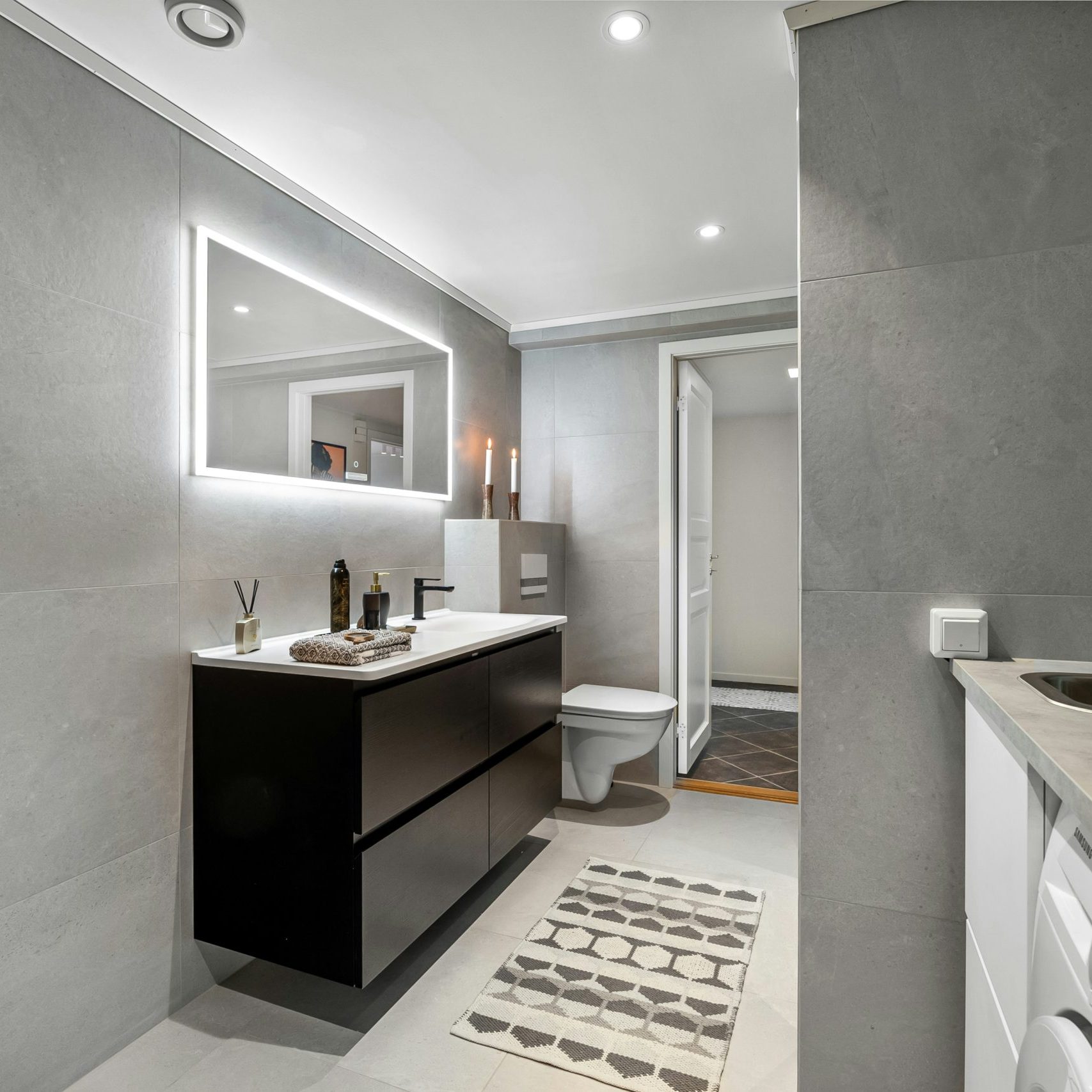 bathroom, clean and organized