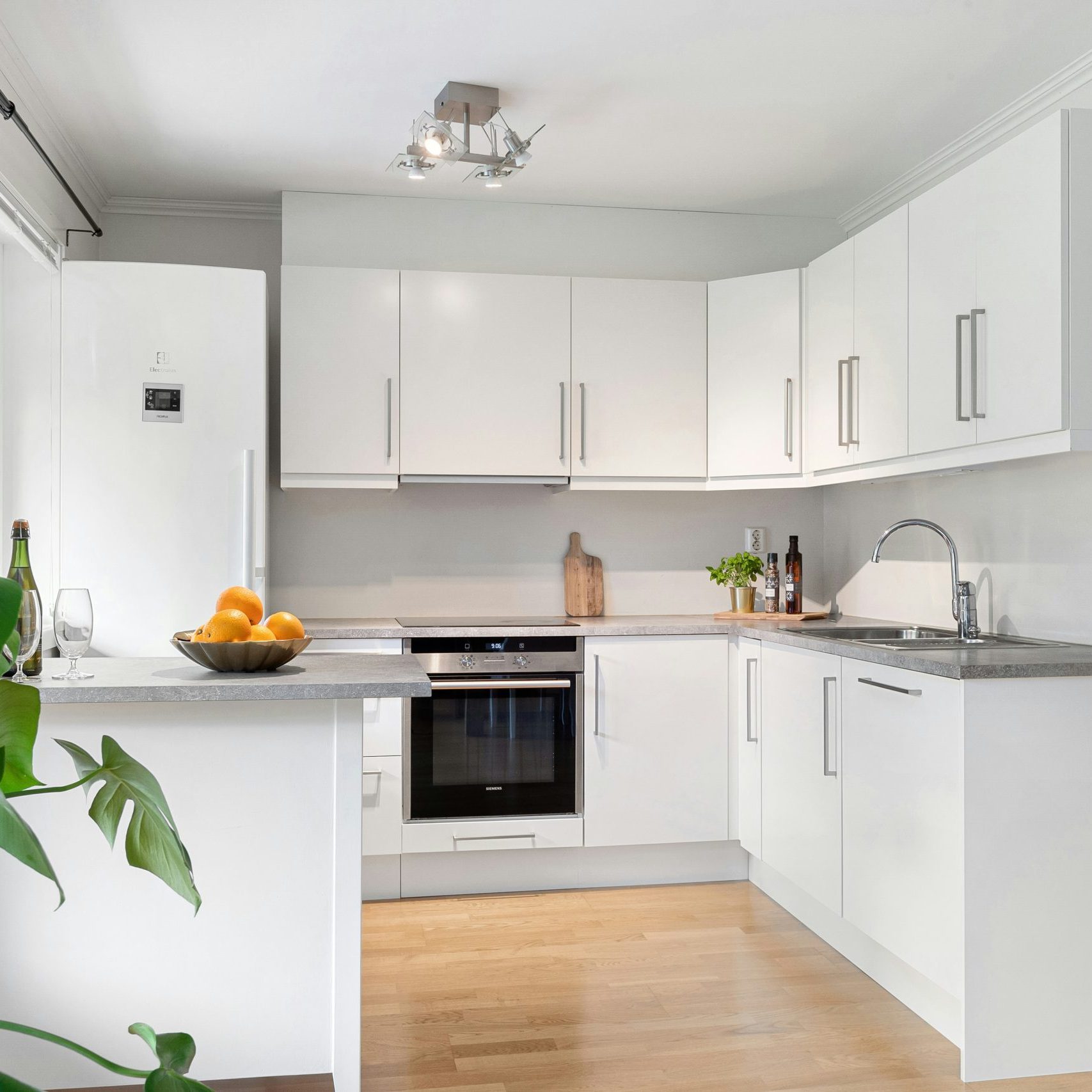 airbnb kitchen, comfortable and ready to be used