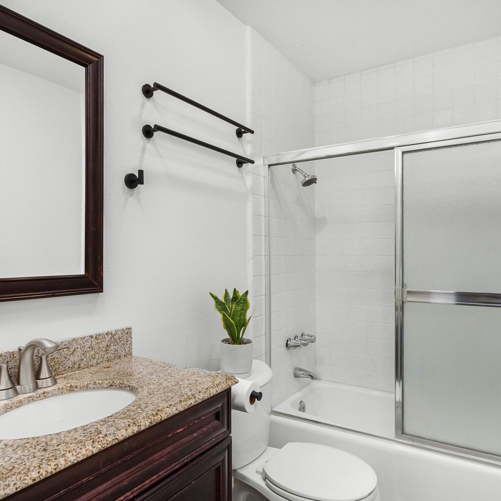 airbnb bathroom, clean and sanitized